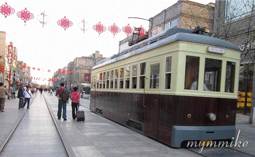 Экскурсионный трамвай на пешеходной улице Цяньмэнь