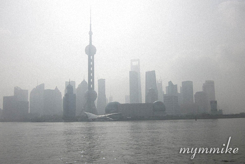 Небоскребы Шанхая в утреннем тумане