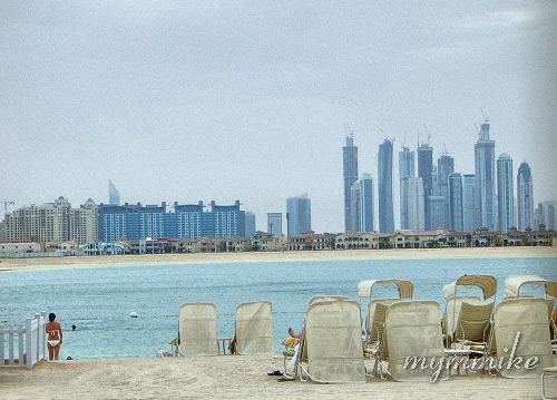 Пляж отеля с видом на район Дубай Марина